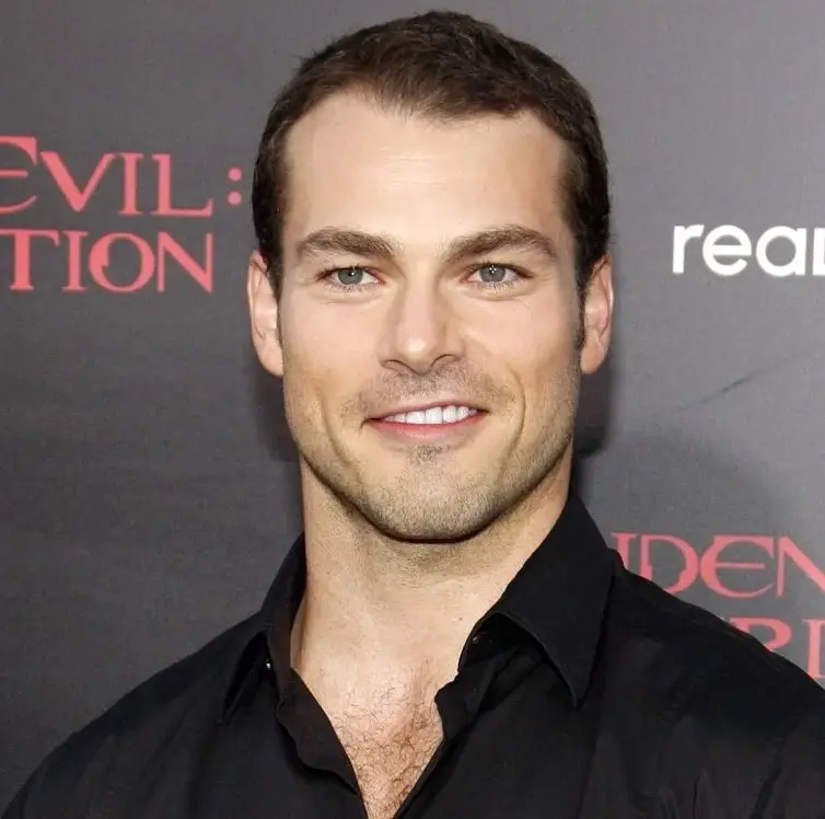 How tall is Shawn Roberts?